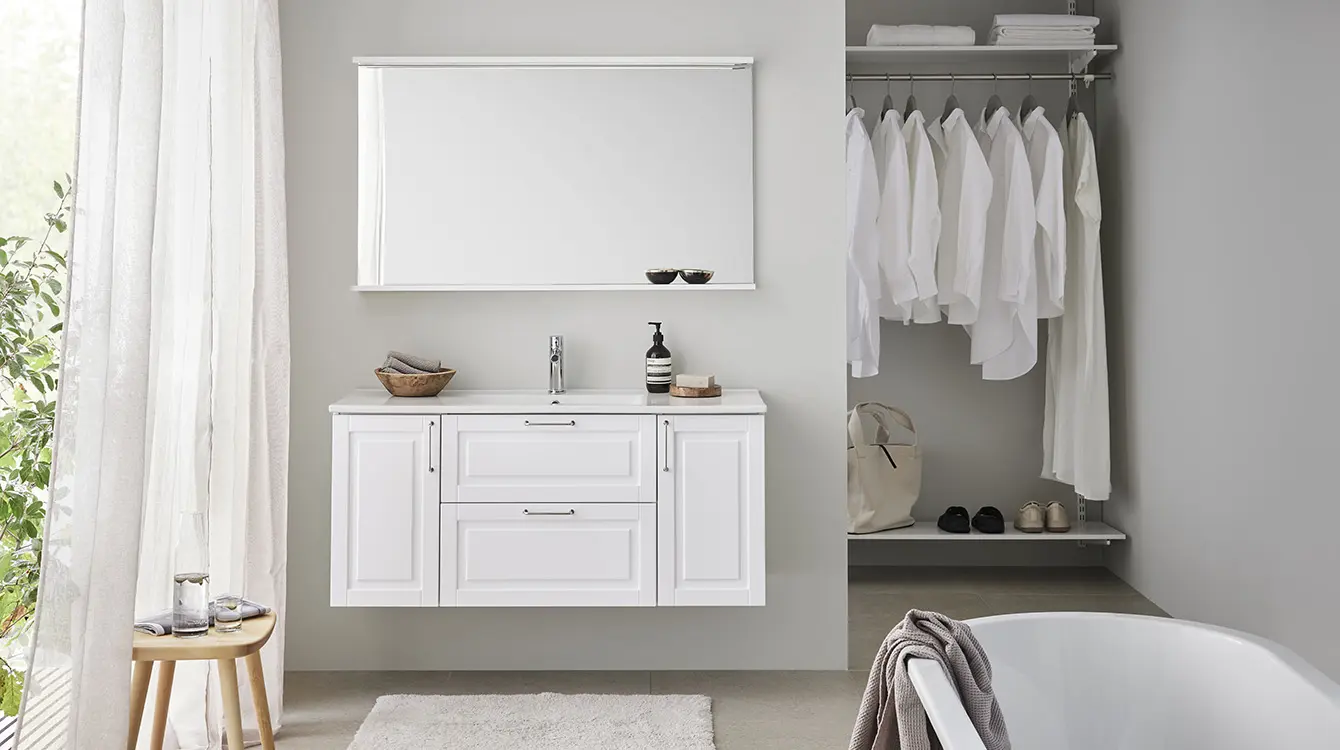 KYLPYHUONEKALUSTE USEINA ERI LEVEYKSINÄ