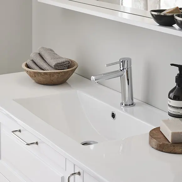 Suorakulmainen pesuallas Grace-työtasoyksikössä.