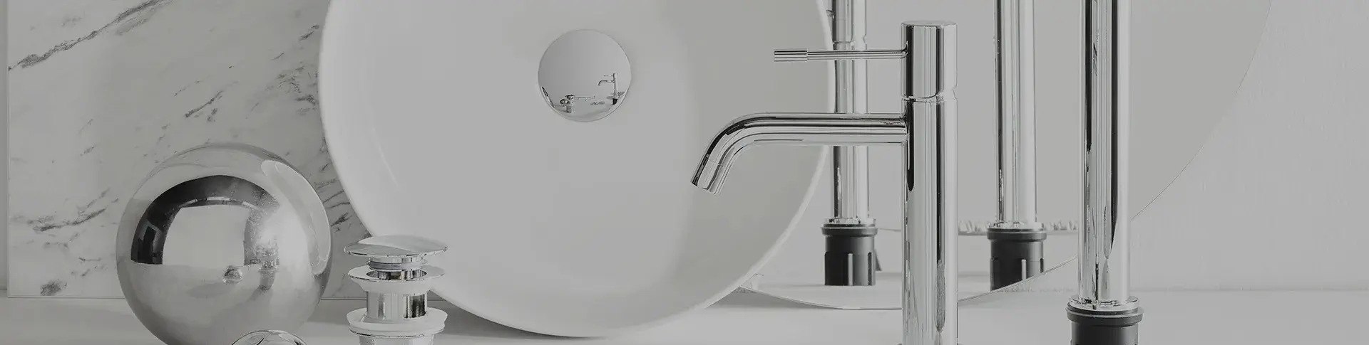 Hafa Crisp - Valoisa kylpyhuone kromilla ja marmorilla