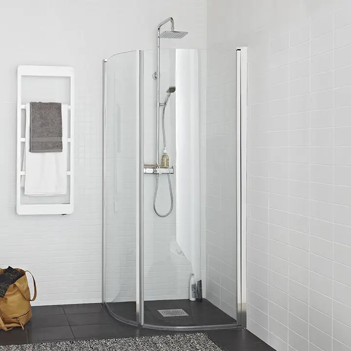 Moderni ja kevyesti kaartuva nurkkasuihku elegantein krominvärsin profiilein.