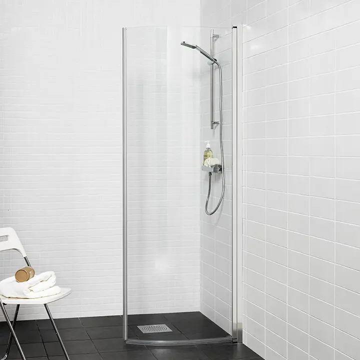 Moderni ja kevyestä kaartuva suihkuovi elegantein krominvärisin profiilein