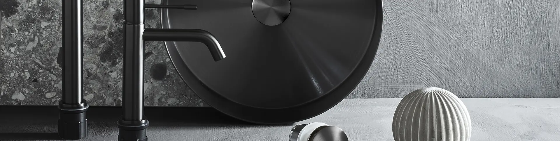 Lush - Ylelliset kylpyhuoneet mustaa kromia