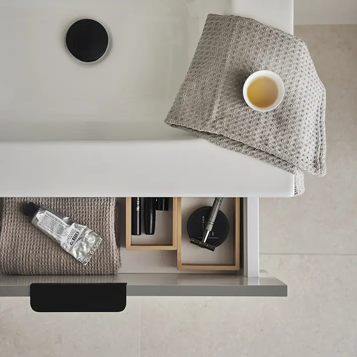 PEHMEÄSTI MUOTOILTU PESUALLAS