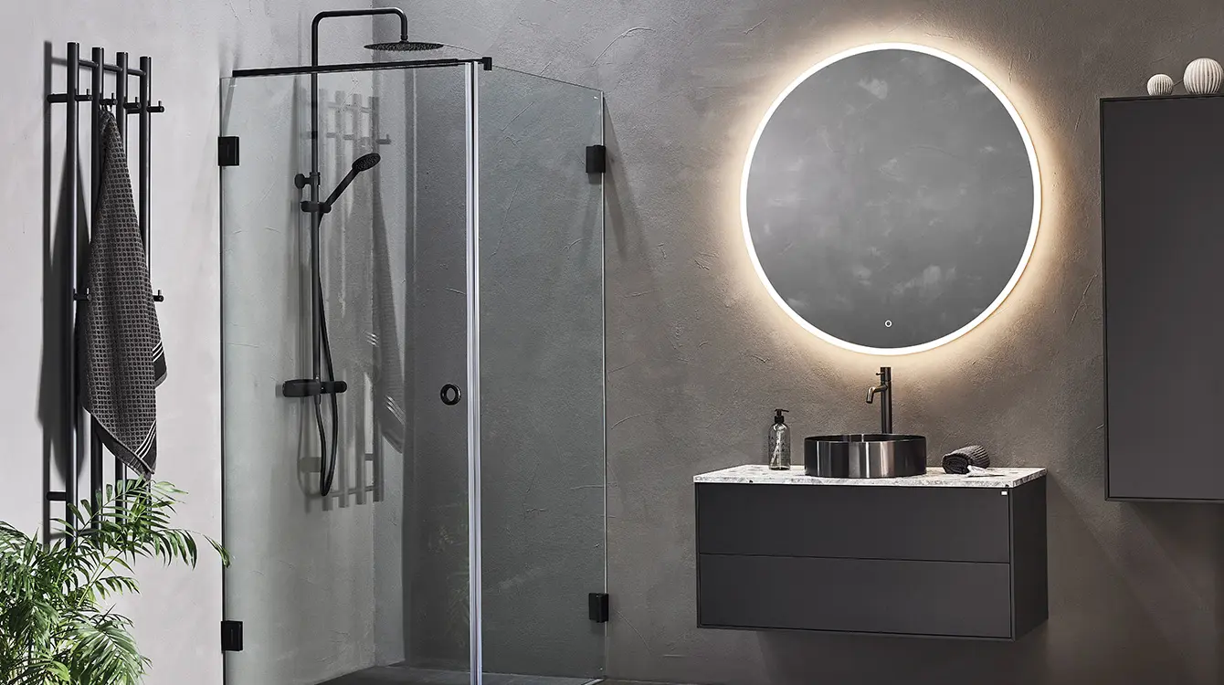 Hafa Edge -kylpyhuonekalusteet, joissa on mustat kromatut yksityiskohdat